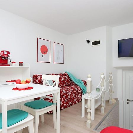 Sha La La - Charming, unique studio in a historic building next to a castle, WIFI, smart TV Bakar Esterno foto