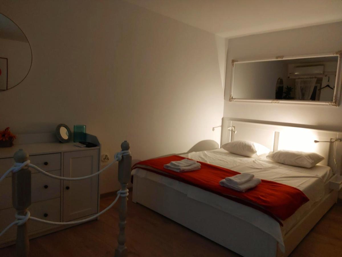Sha La La - Charming, unique studio in a historic building next to a castle, WIFI, smart TV Bakar Esterno foto