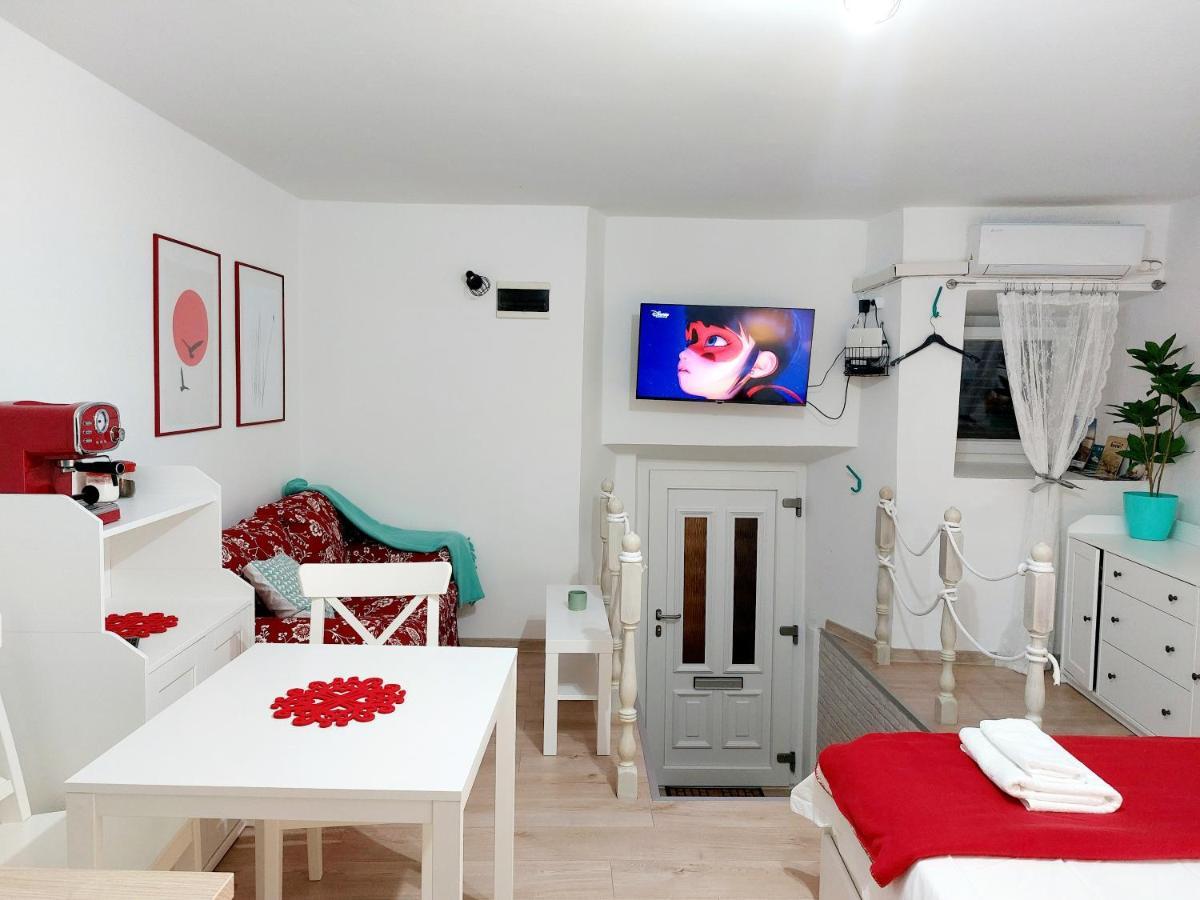 Sha La La - Charming, unique studio in a historic building next to a castle, WIFI, smart TV Bakar Esterno foto