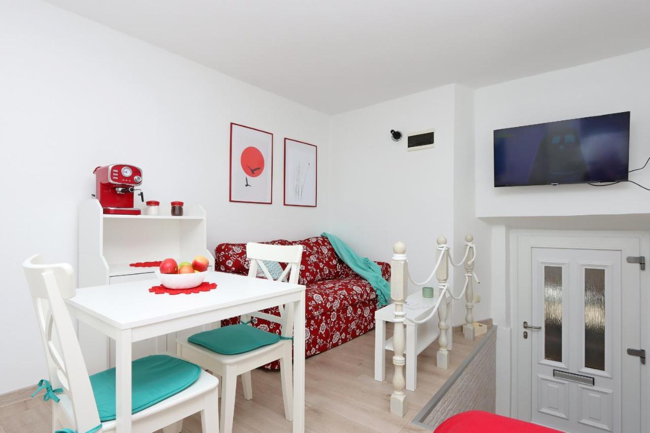 Sha La La - Charming, unique studio in a historic building next to a castle, WIFI, smart TV Bakar Esterno foto