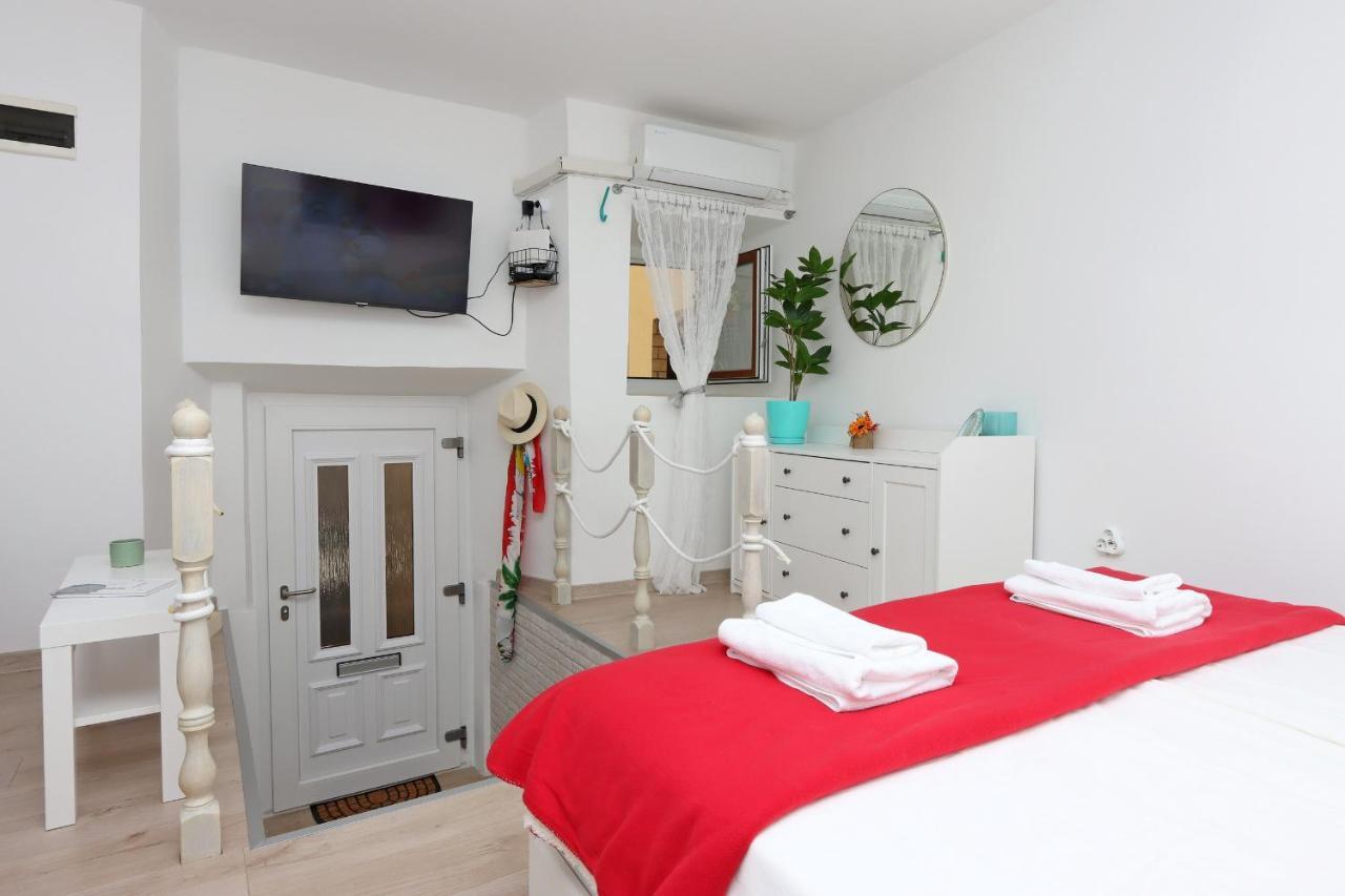Sha La La - Charming, unique studio in a historic building next to a castle, WIFI, smart TV Bakar Esterno foto
