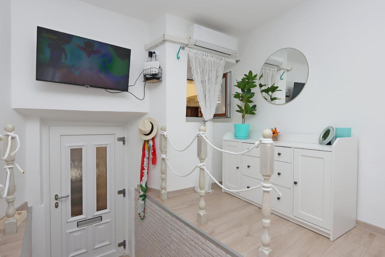 Sha La La - Charming, unique studio in a historic building next to a castle, WIFI, smart TV Bakar Esterno foto
